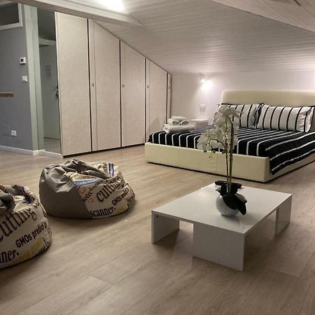 Appartement La Mansarda Di Juliette à Desenzano del Garda Extérieur photo
