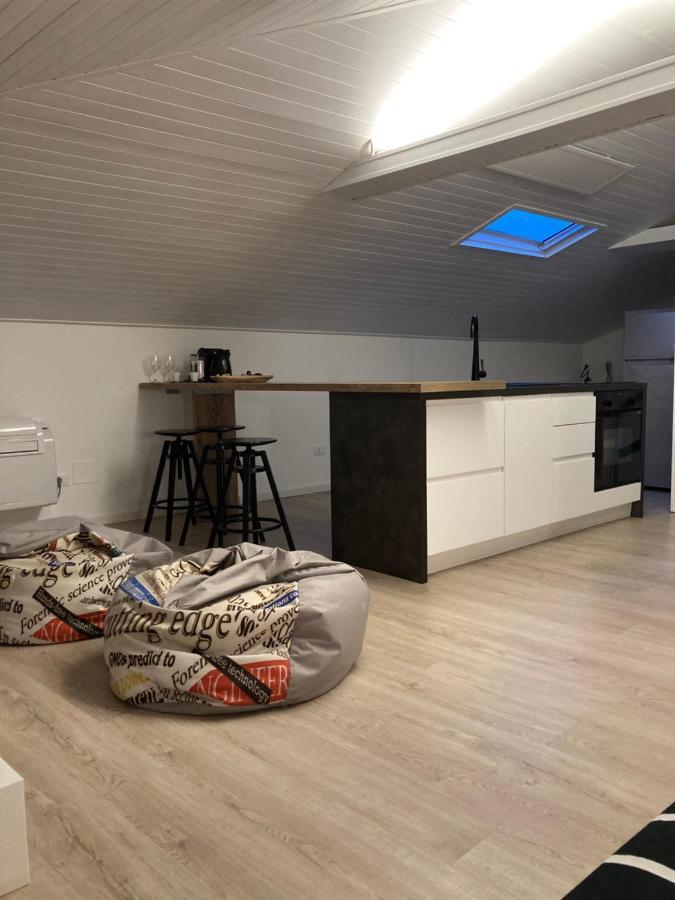 Appartement La Mansarda Di Juliette à Desenzano del Garda Extérieur photo