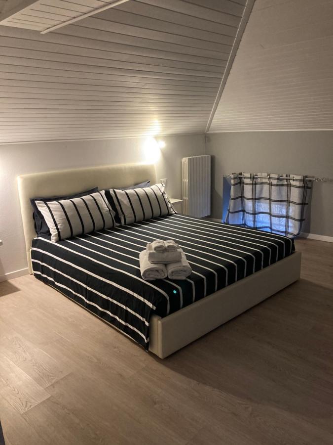 Appartement La Mansarda Di Juliette à Desenzano del Garda Extérieur photo