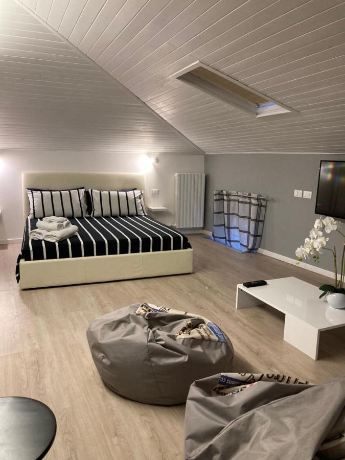 Appartement La Mansarda Di Juliette à Desenzano del Garda Extérieur photo
