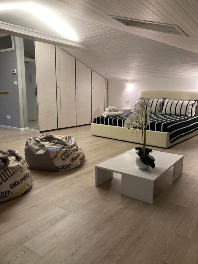Appartement La Mansarda Di Juliette à Desenzano del Garda Extérieur photo
