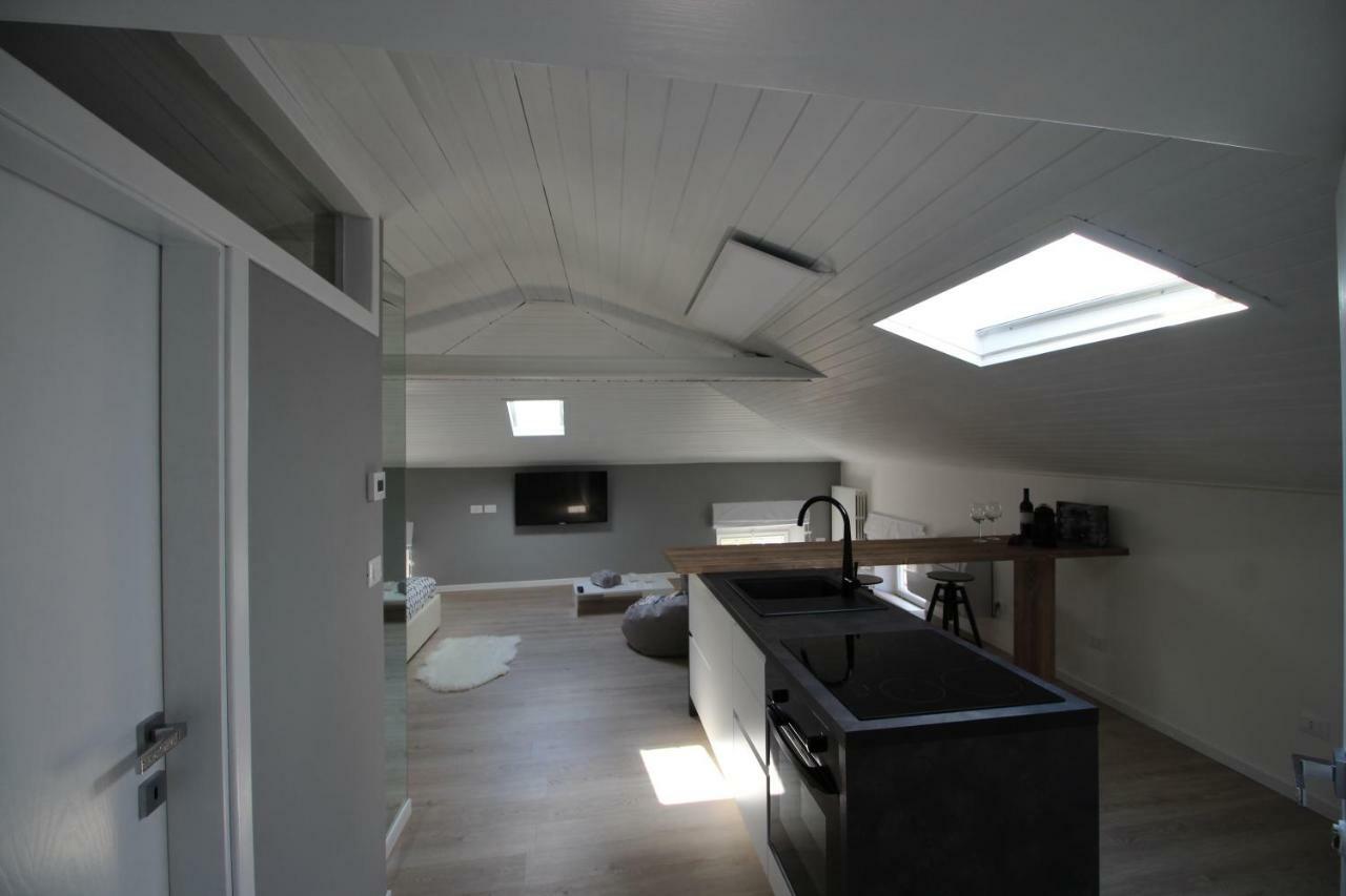 Appartement La Mansarda Di Juliette à Desenzano del Garda Extérieur photo
