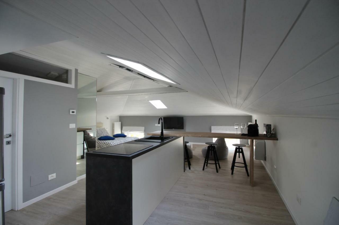 Appartement La Mansarda Di Juliette à Desenzano del Garda Extérieur photo