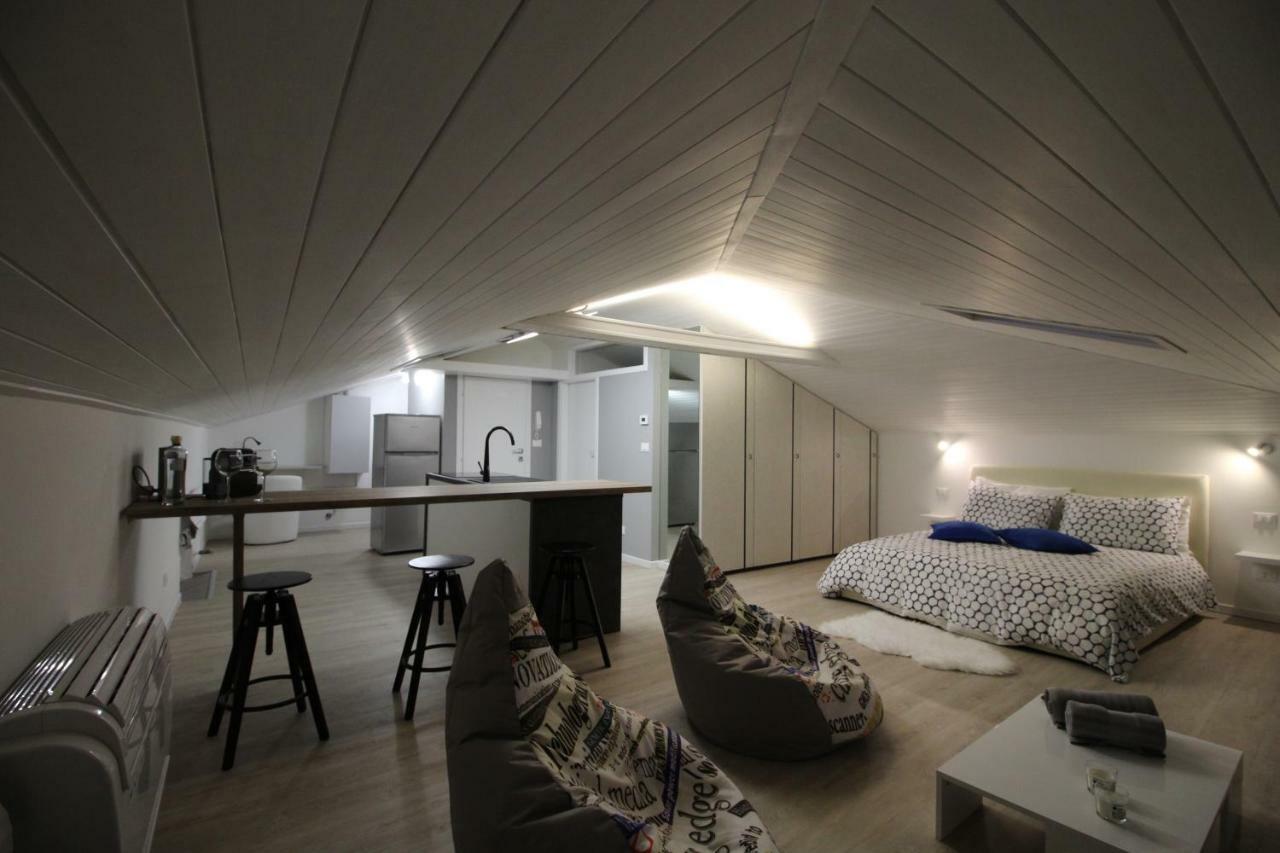 Appartement La Mansarda Di Juliette à Desenzano del Garda Extérieur photo