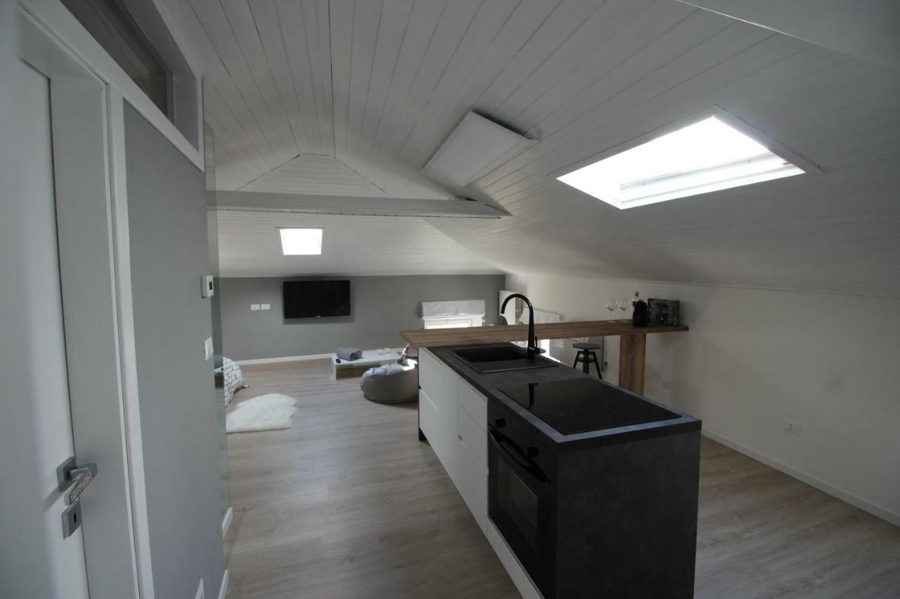 Appartement La Mansarda Di Juliette à Desenzano del Garda Extérieur photo