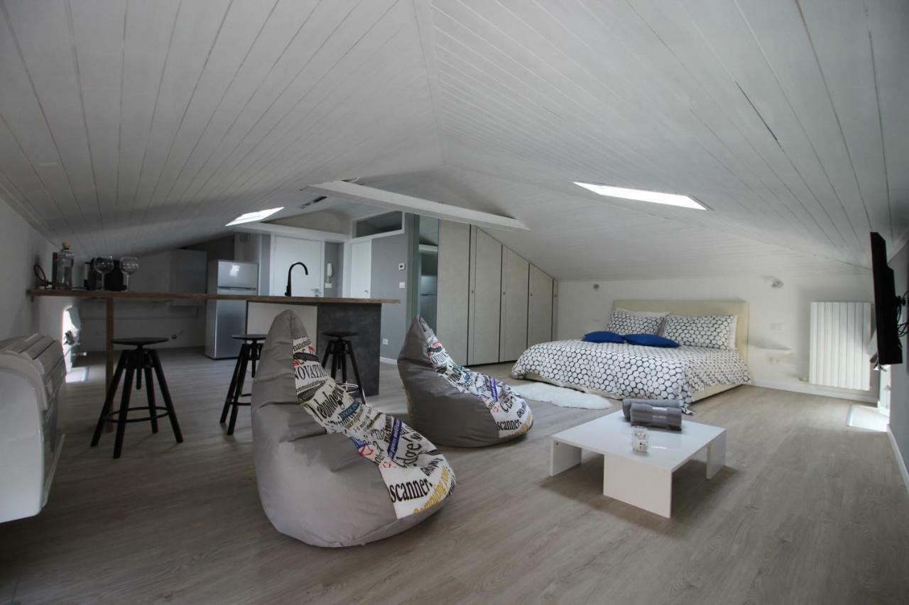 Appartement La Mansarda Di Juliette à Desenzano del Garda Extérieur photo