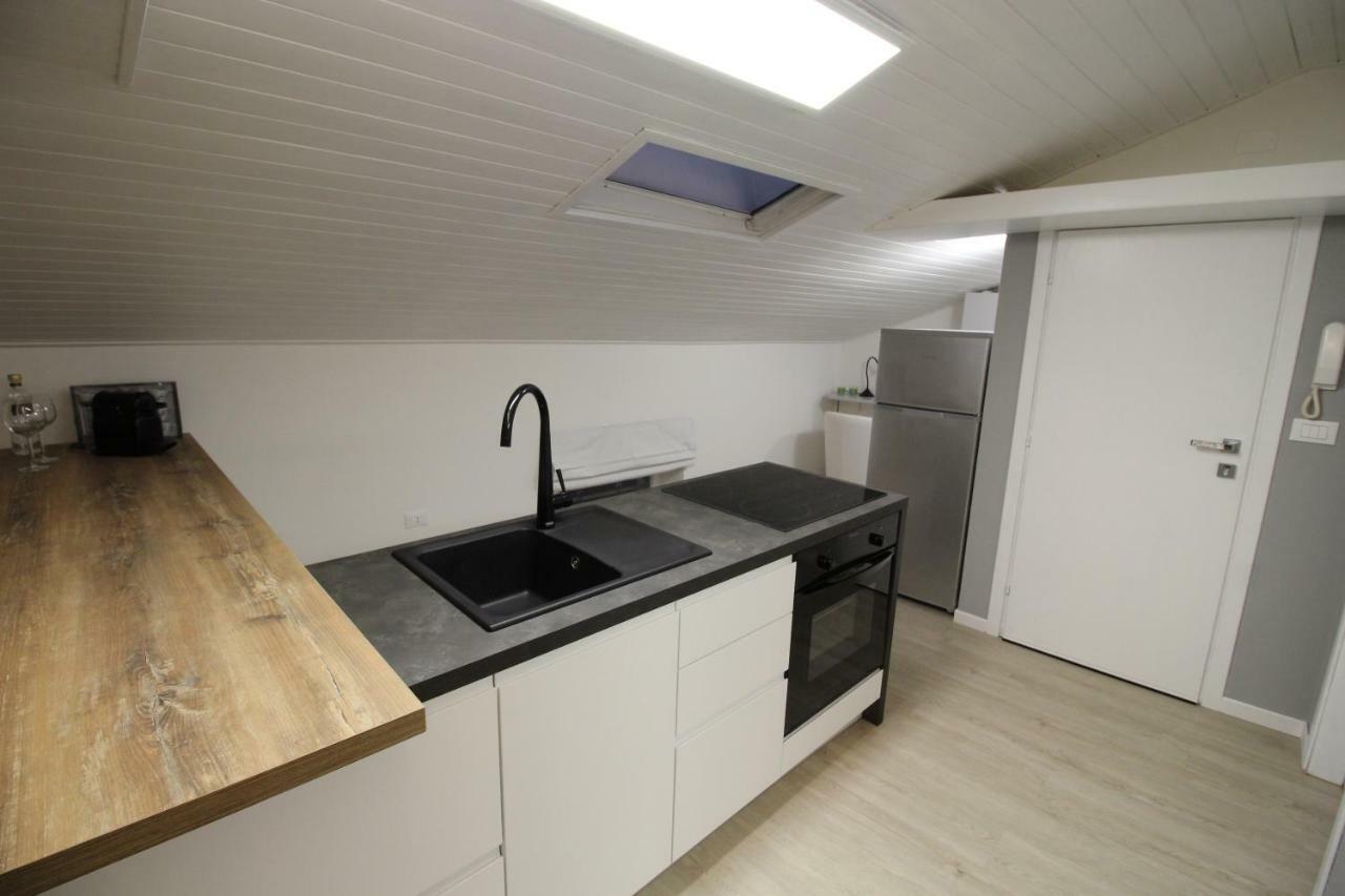 Appartement La Mansarda Di Juliette à Desenzano del Garda Extérieur photo