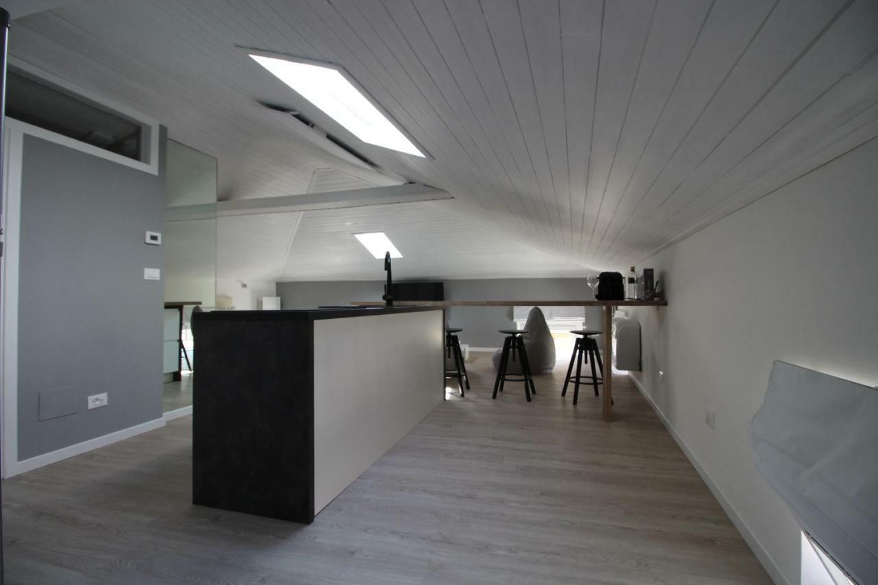 Appartement La Mansarda Di Juliette à Desenzano del Garda Extérieur photo