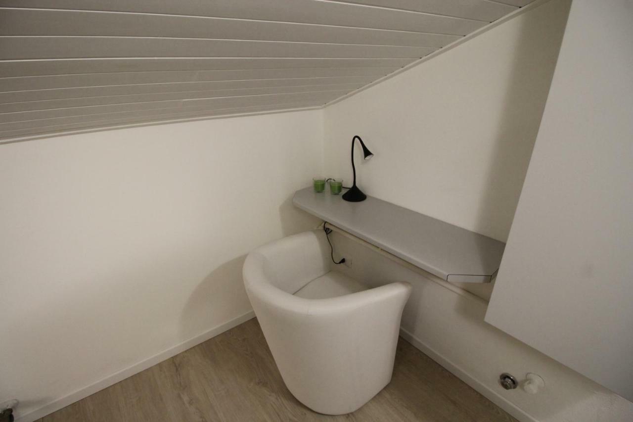 Appartement La Mansarda Di Juliette à Desenzano del Garda Extérieur photo